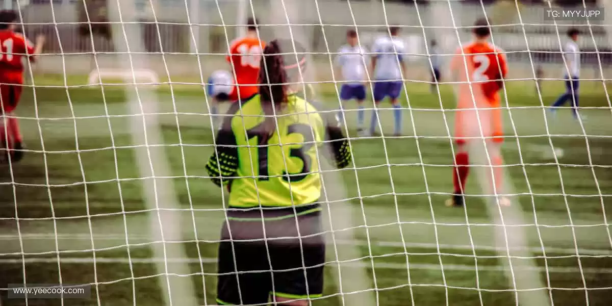 📱实时弹幕，全球球迷在线狂欢！💬